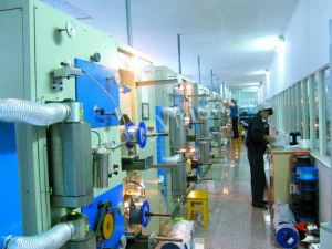 Optisen kuidun värjäys- ja kelauskone